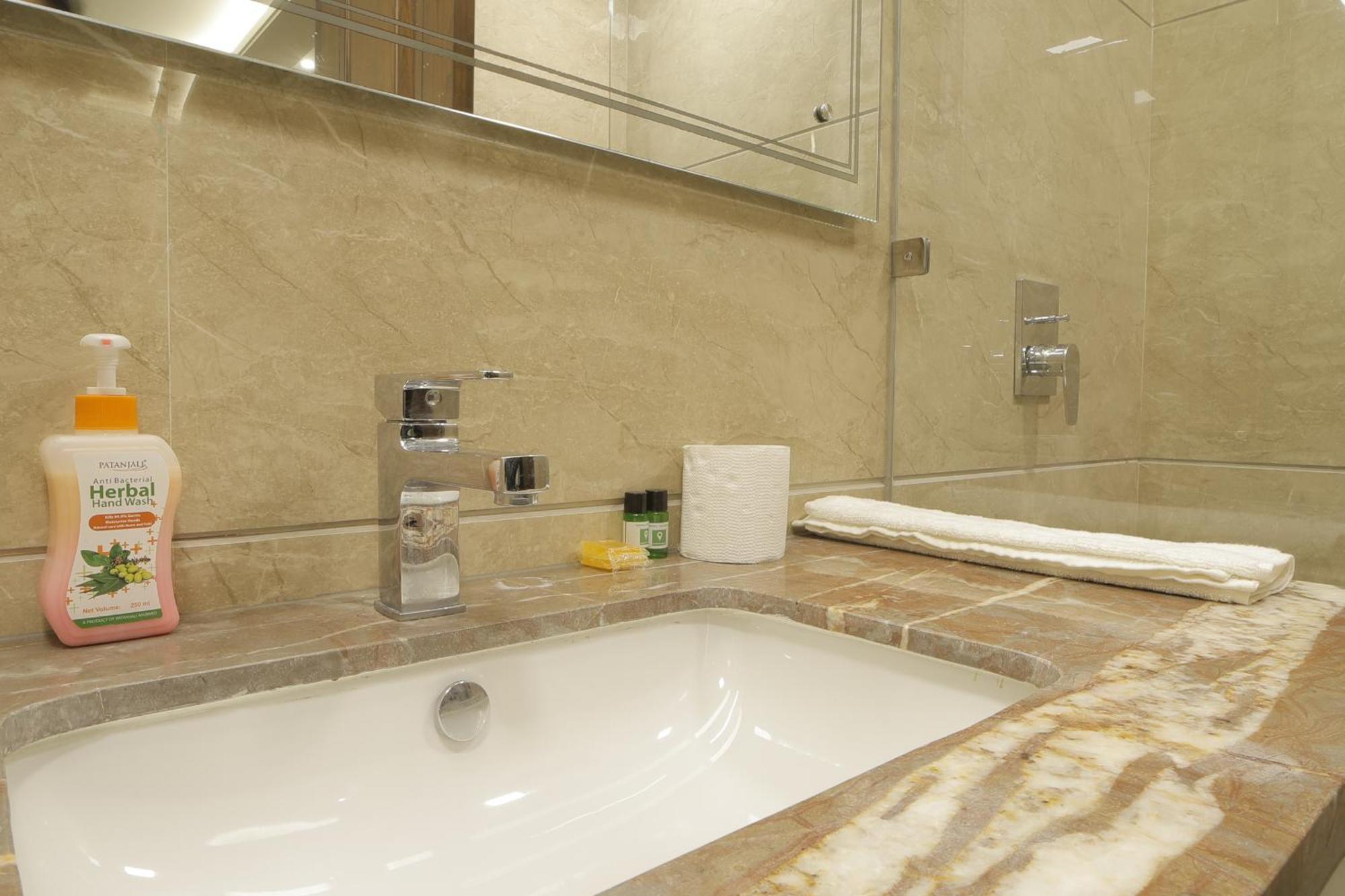 Under My Roof Superio Bed & Breakfast New Delhi Exterior photo