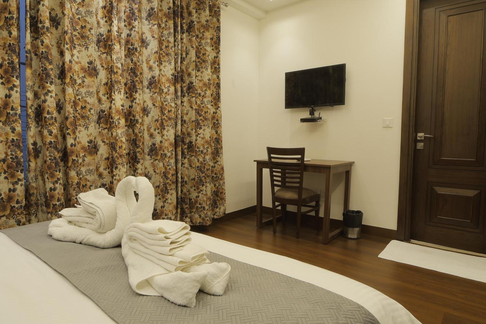 Under My Roof Superio Bed & Breakfast New Delhi Exterior photo